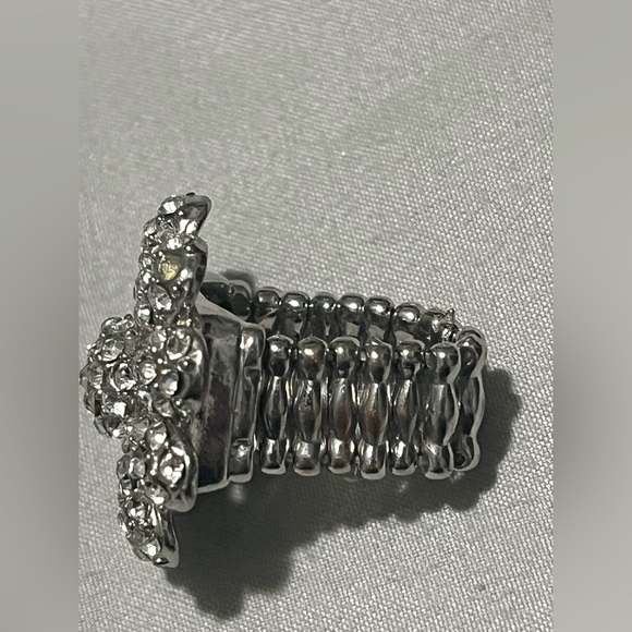 Paparazzi Elegant Silver Floral Ring - Picture 4 of 6